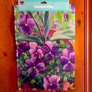 Beautiful New with tags (Spring Garden Flag)